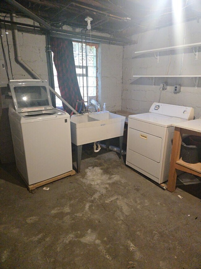 Building Photo - Spacious 3-Bedroom Home w/ Parking & Centr...