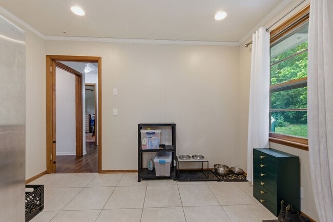 Building Photo - Two Bedroom/One Bathroom Duplex Unit