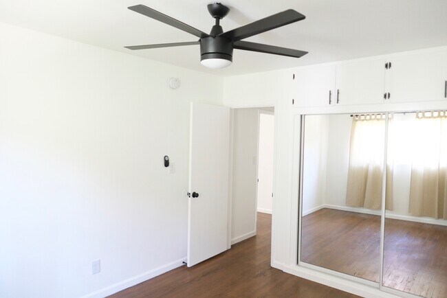 Building Photo - 3005 Normandie Ave