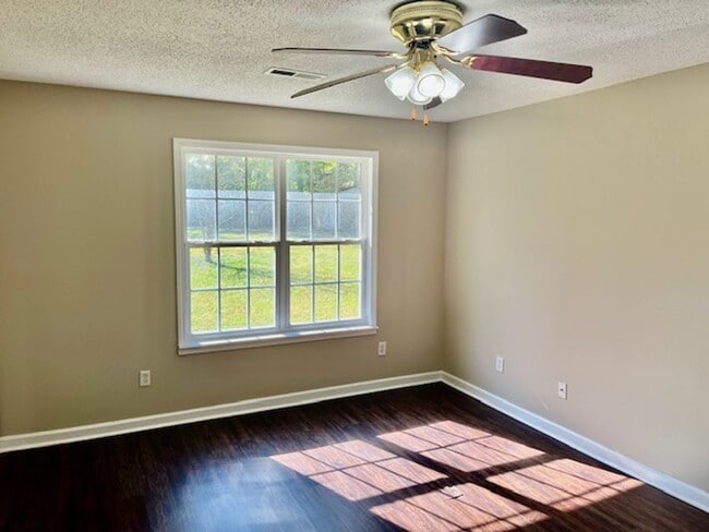 Building Photo - 15 Glenda Dr SW