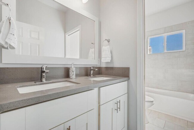 Building Photo - ***Gorgeous 5 bedroom, 3 bath Home in Imperial Beach