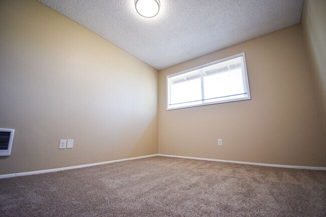 Building Photo - Spacious 2 bedroom 1.5 bath Town house Apa...