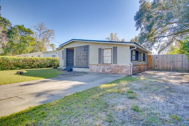 Building Photo - Pensacola 3BR Home with Bonus Den, Hardwood Floors & Fenced Backyard-Coming Available 8/17.