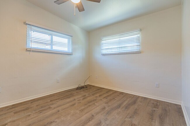 Building Photo - 3 Bedroom 2 Bath Home