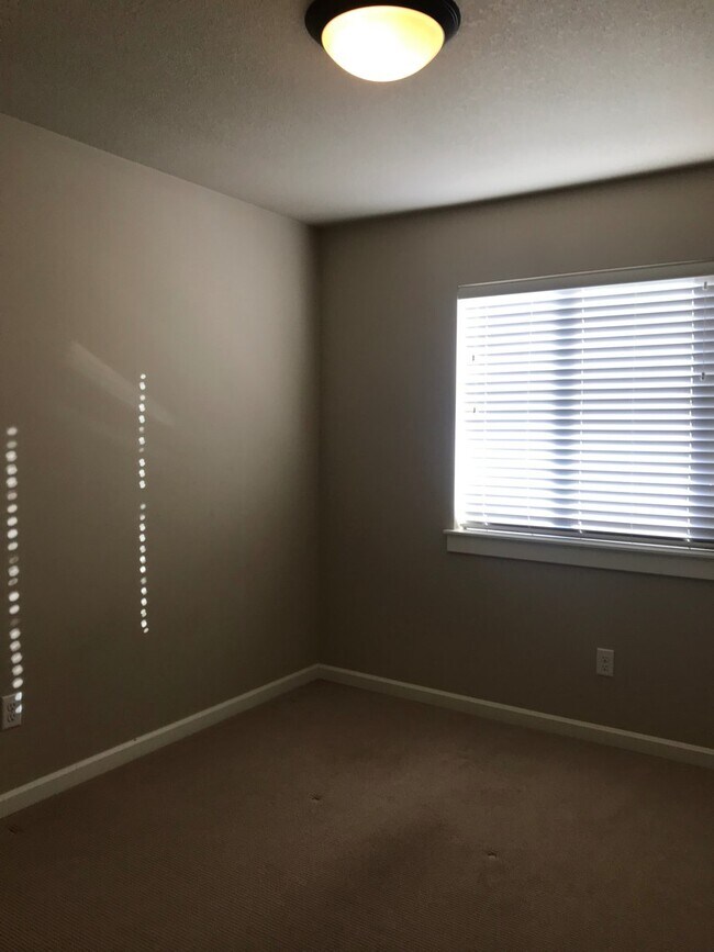 Building Photo - Beautiful NE Bend home, includes office an...