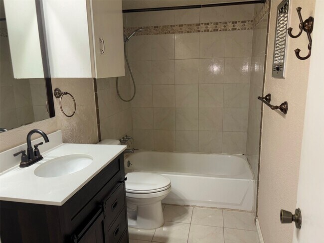 Building Photo - 7714 Renwick Dr