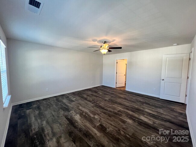 Building Photo - 7868 Whispering Strm Dr