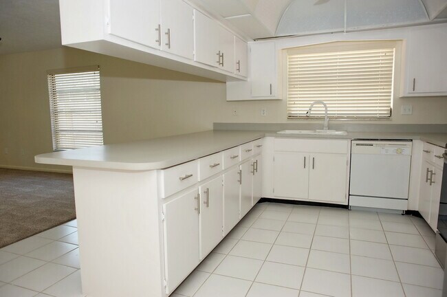 Building Photo - Annual Rental - 2 Bedroom + Den Home with ...