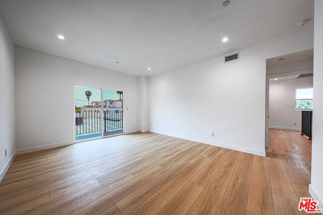 Building Photo - 1525 S Carmelina Ave