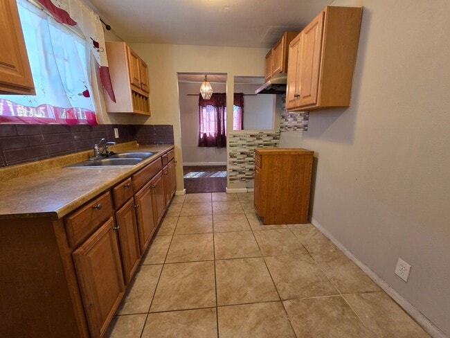 Building Photo - New Listing!