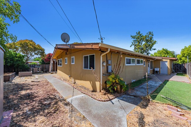 Building Photo - Wow! What a Great Home!