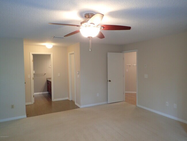 Building Photo - 525 Hidden Creek Dr