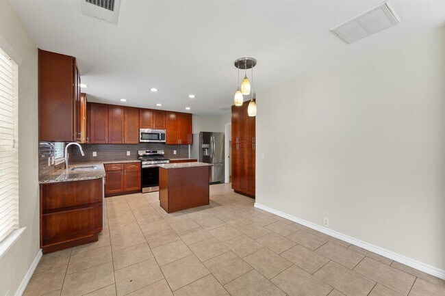 Building Photo - 816 Rusk Rd