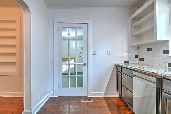 Building Photo - 608 Forest St