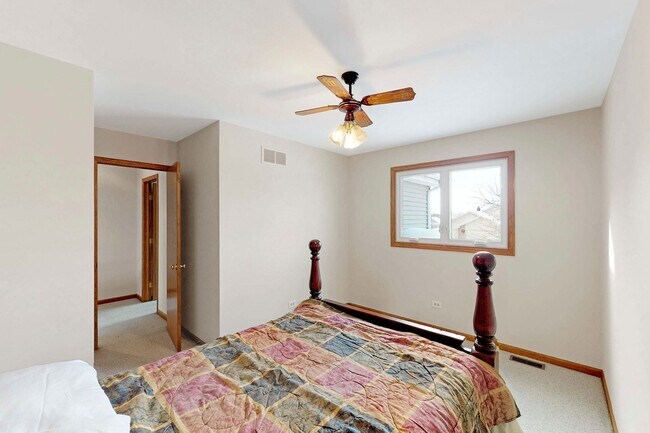 Building Photo - Cambridge Dr. Mokena