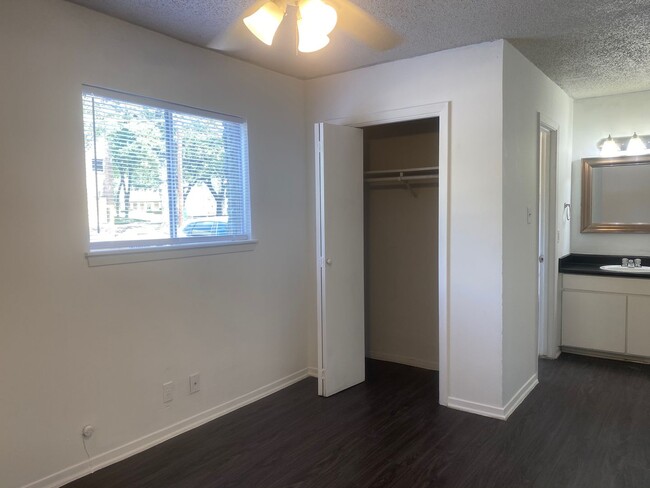 Building Photo - Great one bedroom in Hyde Park!