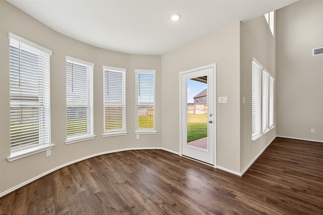 Building Photo - 411 Sunlit Vly Cir