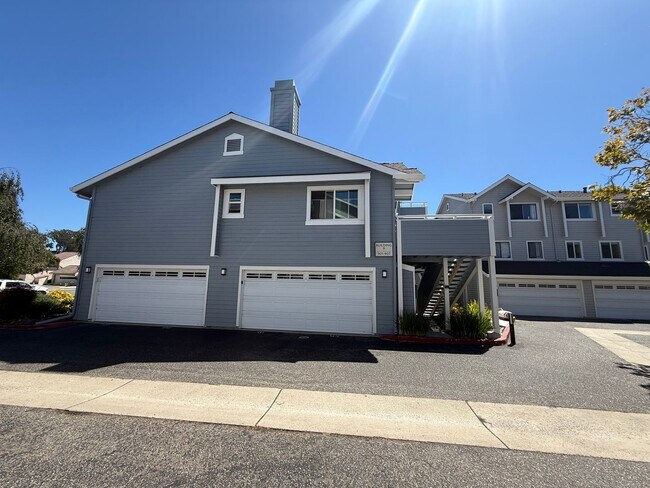 Building Photo - 2 BR/2BA Condo close to shopping, restaurants and beaches
