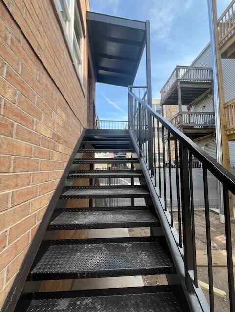 Building Photo - 3726 N Racine Ave
