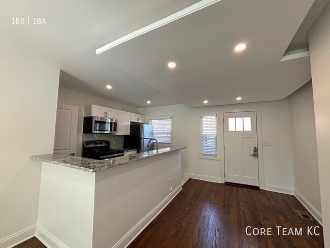 Building Photo - Renovated 1 Bed + Den Townhome in South Plaza