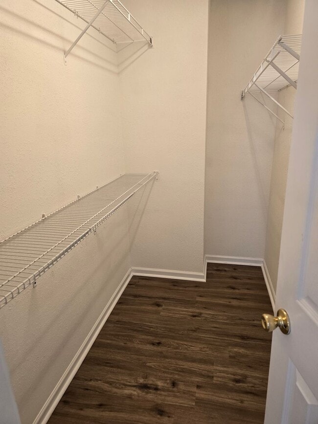 Building Photo - Located in Parkers Xing a home with 4BR/2....