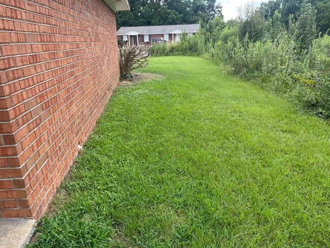 Building Photo - 2 Bed, 1 Bath Apartment