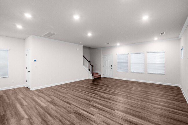 Building Photo - Beautiful and Spacious Home in the Heart o...