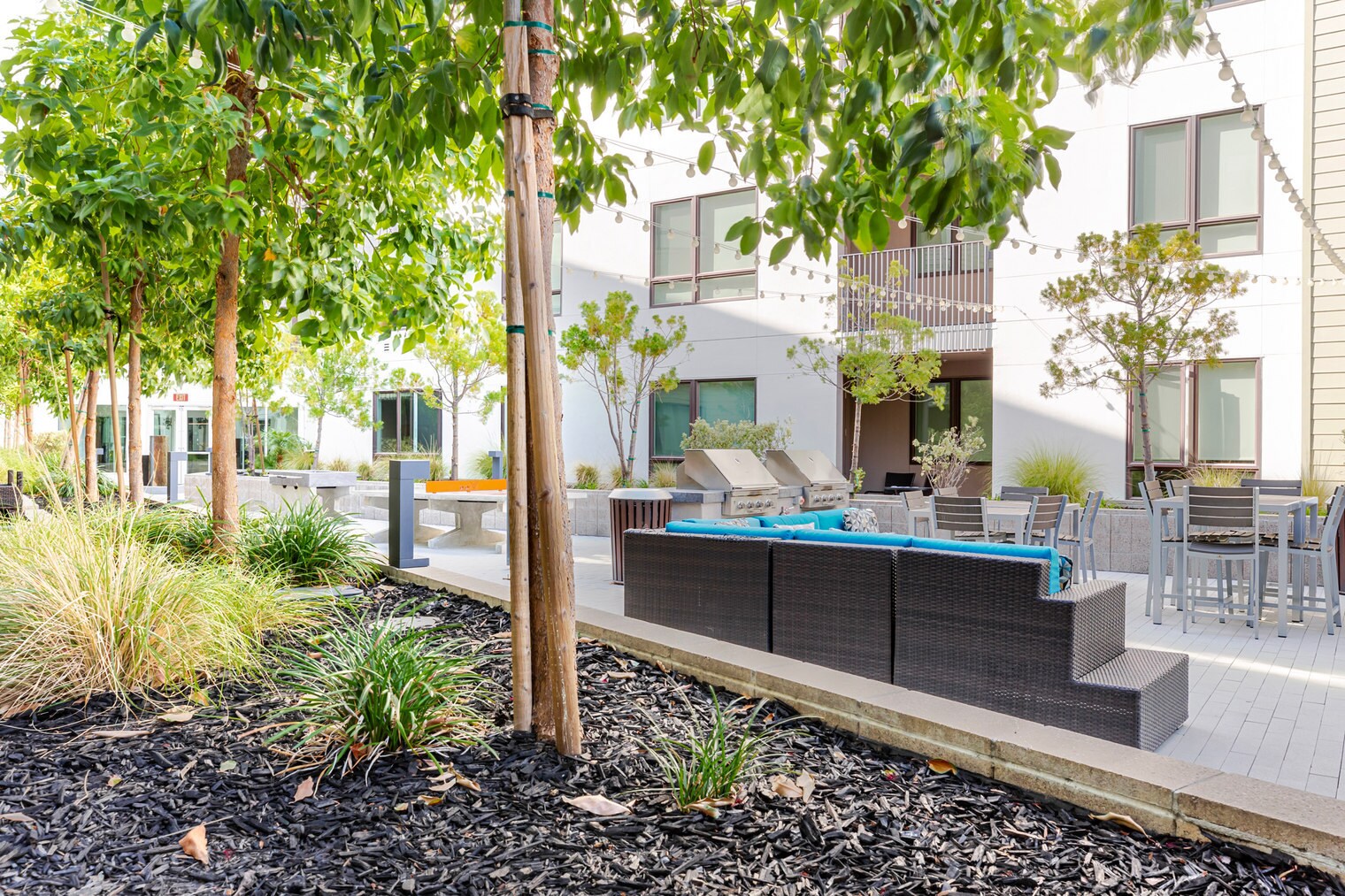 Building Photo - 1800 Lacassie Ave