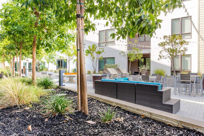 Building Photo - 1800 Lacassie Ave