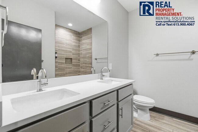 Building Photo - Lovely 2BR/1.5BA end unit condo 5 mins from Downtown Nashville, washer/dryer included!