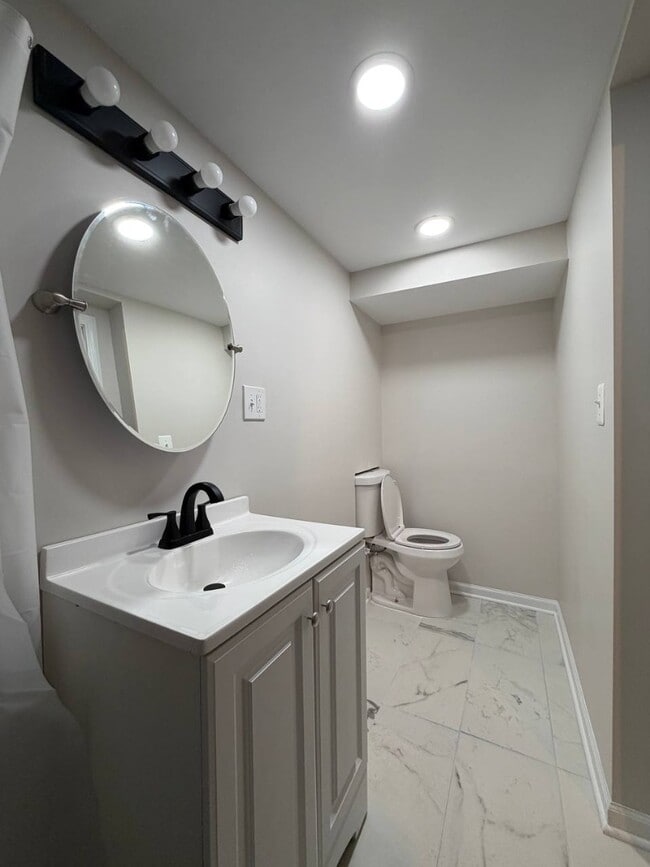 Building Photo - Spacious 5BR/2BA Home with Basement & Off-Street Parking