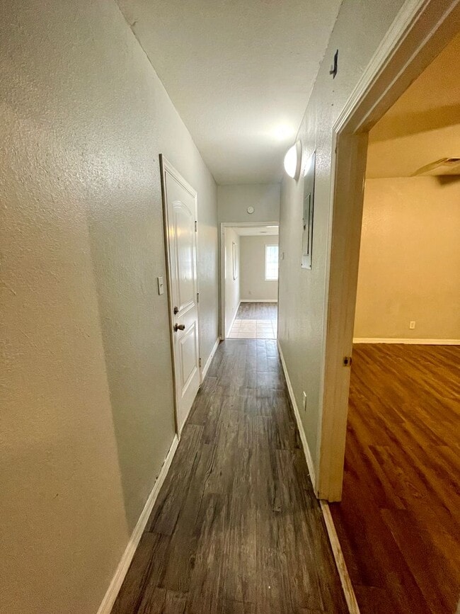 Building Photo - 2 Bed / 1 Bath Apartment