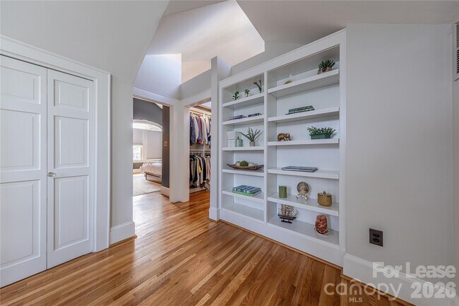 Building Photo - 2101 Dartmouth Pl