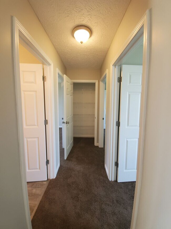 Building Photo - MOVE -IN SPECIAL $500 OFF