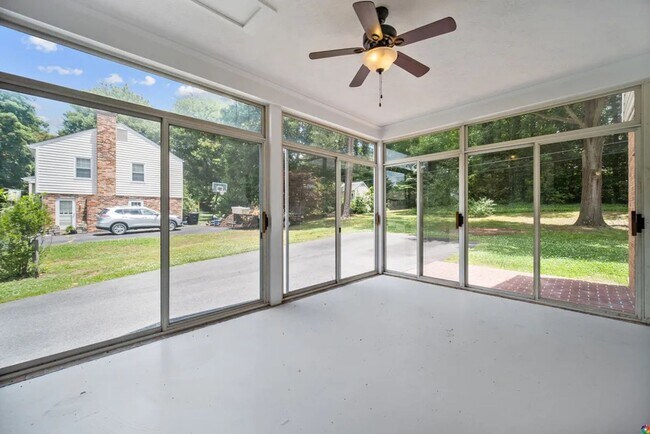 Building Photo - Incredible 2 story in West End with huge w...