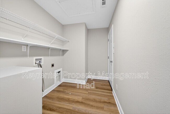 Building Photo - 1153 Hawick Dr