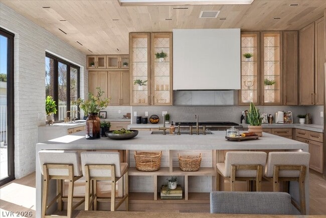 Building Photo - 2401 Driftwood Dr