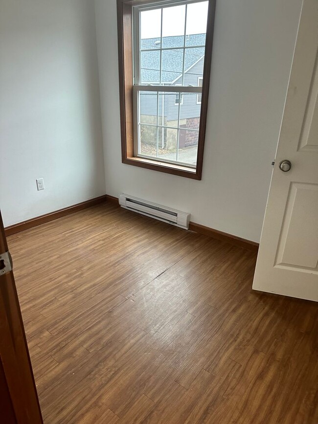 Building Photo - Spacious 2 Bedroom Townhouse