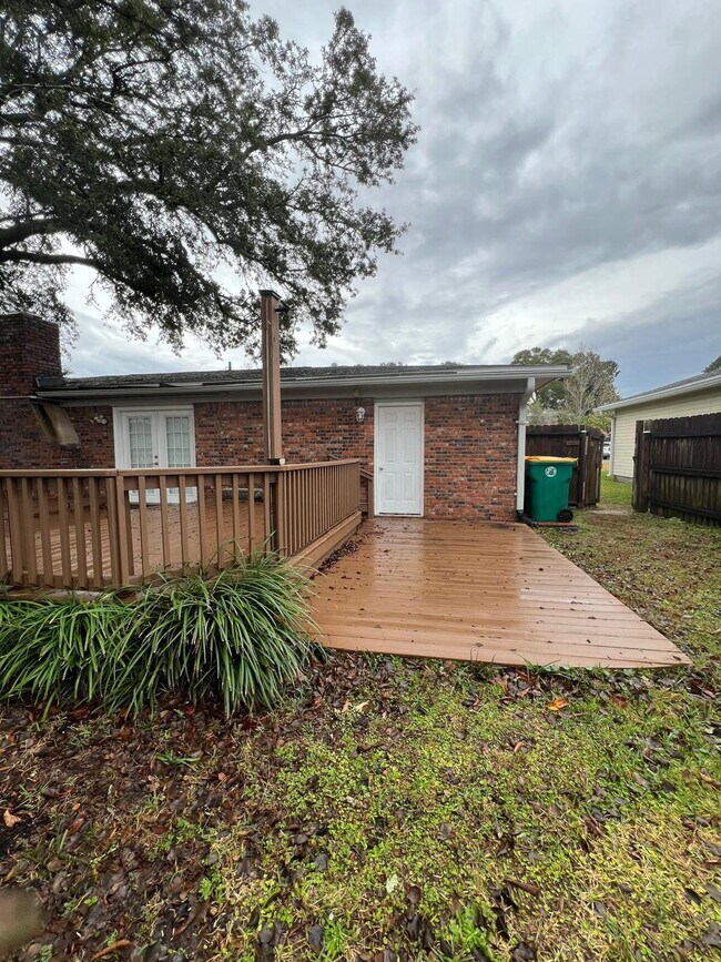 Building Photo - 723 Clark Dr