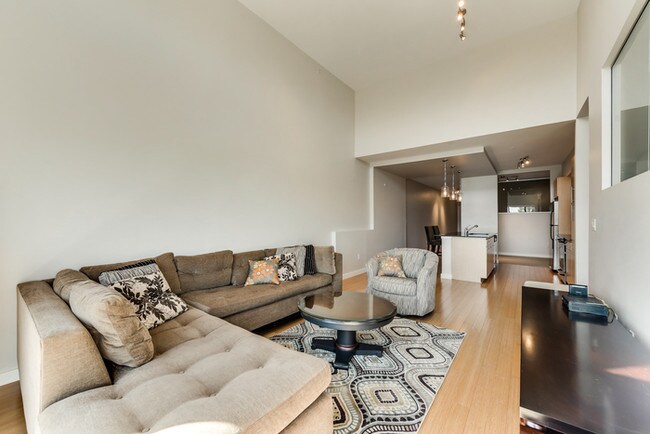 Building Photo - Stunning 2/2 Condo in Oak Lawn!
