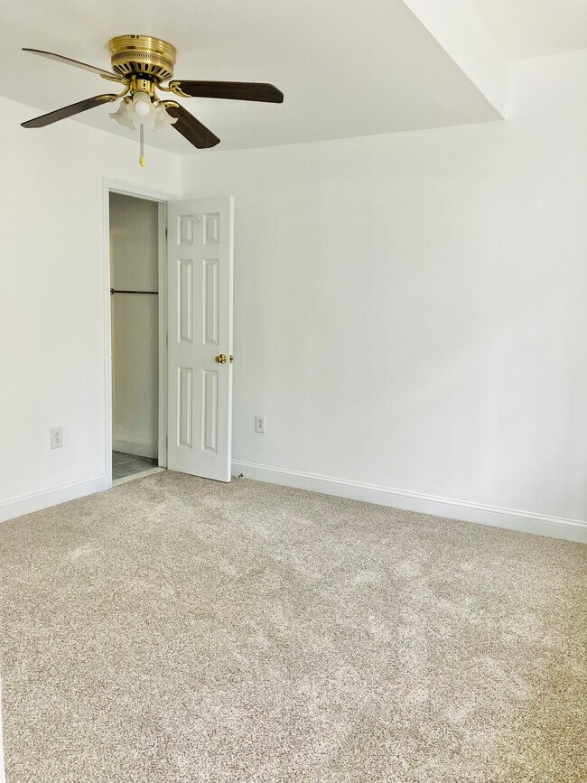 1st floor BR & en suite full bathroom - 143 Davis St