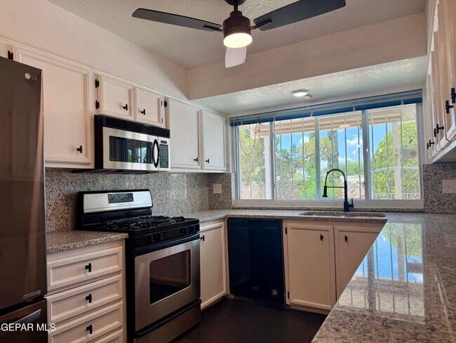 Building Photo - 1649 Lomaland Dr