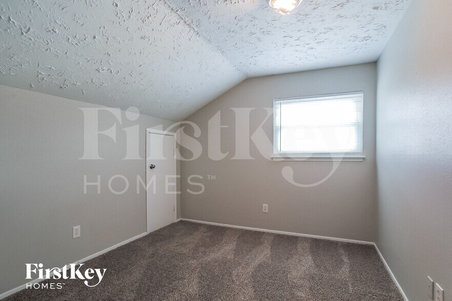 Building Photo - 22219 Diane Dr