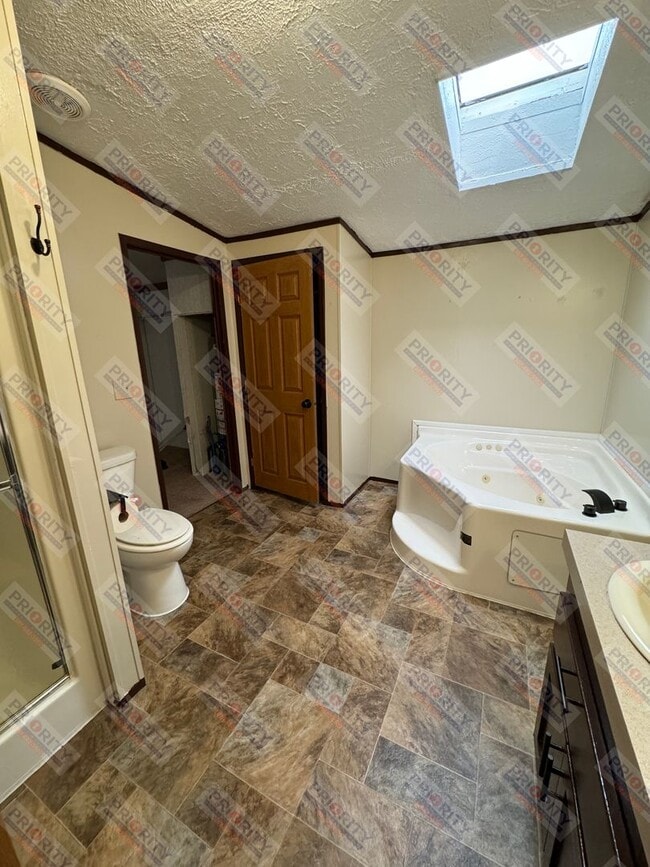 Building Photo - Spacious 4 bedroom single family home