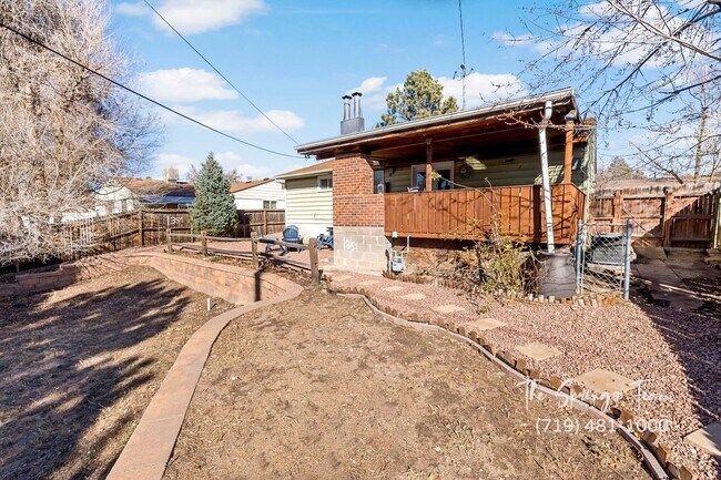 Building Photo - CUTE 3BD RANCHER WITH CHARACTER IN CENTRAL COLORADO SPRINGS - Security Deposit Waiver Available