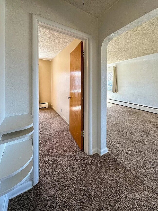 Building Photo - Great two bed / one bath in south Denver f...