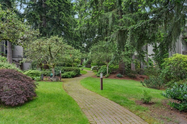 Building Photo - Pool’s Open! -Huge, refreshed 2 BR-2 Bath ...