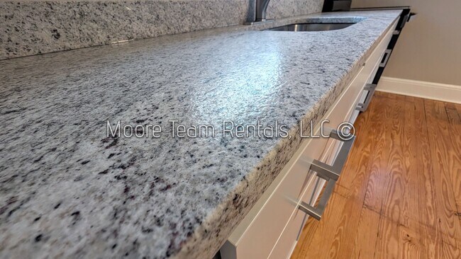 Building Photo - 906 White Pine Dr