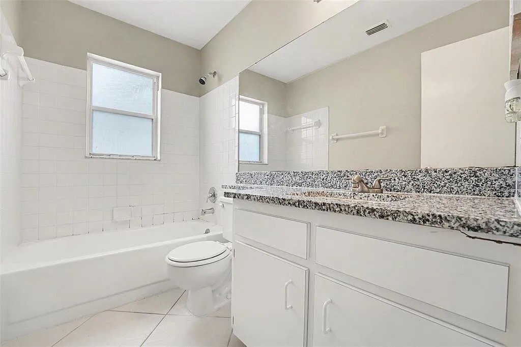 Building Photo - 204 Kingshill Ct SE