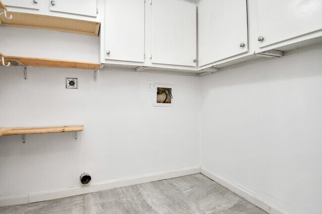 Building Photo - 8573 Wilcrest Dr